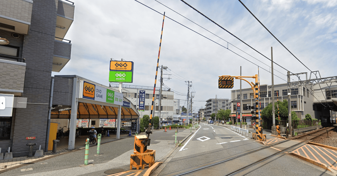 左手にゲオと市進の建物があります